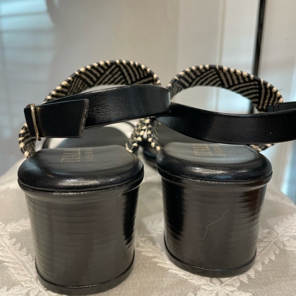 Italian Shoemakers Size 10 Black and Cream Aztecish Looking Style Sandal - Picture 4 of 7